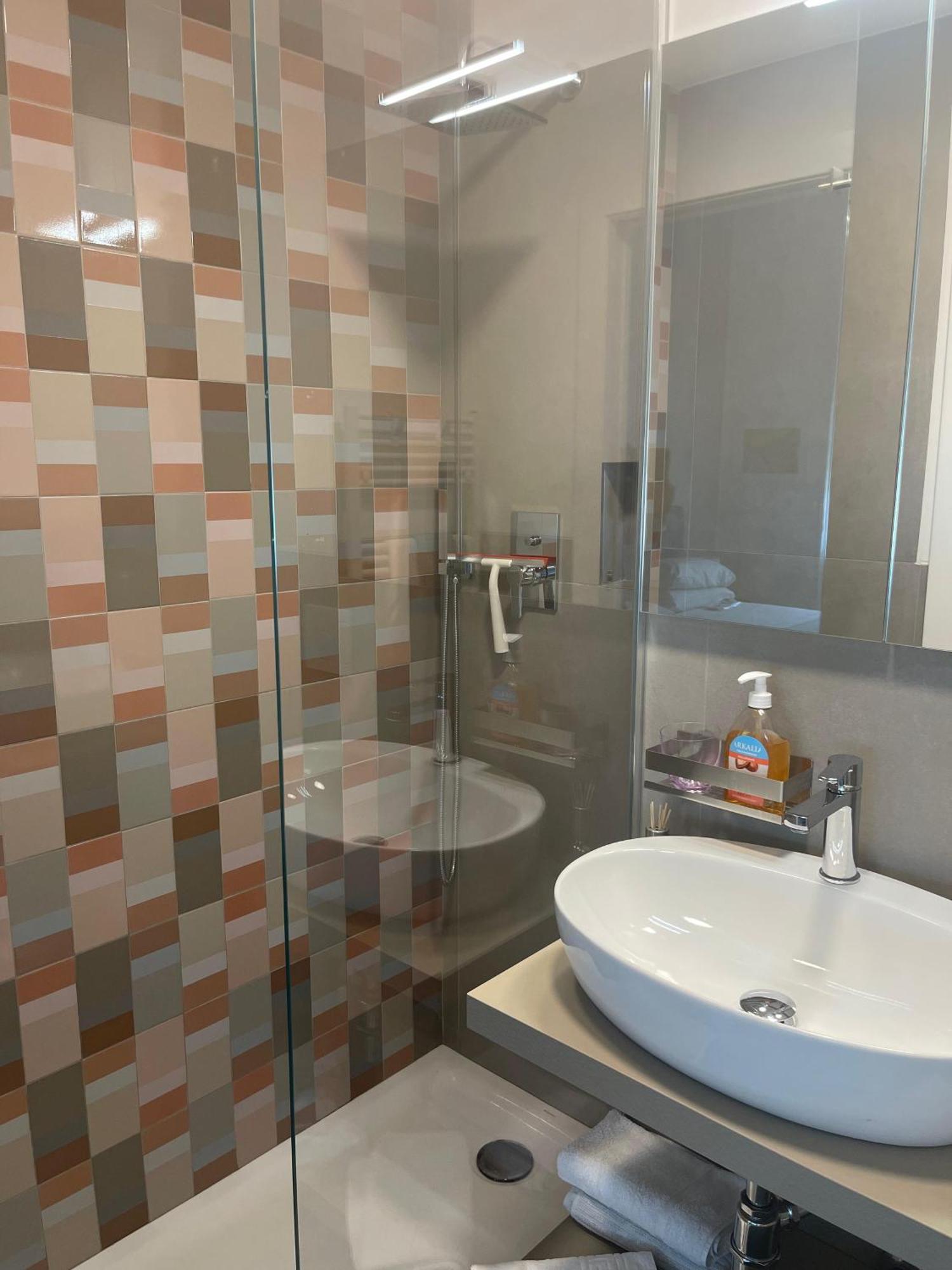 Free Parking Included Per Selected Rate - - Cozy New 2 Bedrooms Apartment & 2 Private Bathrooms - 6 Minutes To Duomo Cathedral & Bocconi University & Canals Navigli - Spa Therme Milano 2 Minutes By Walk - Porta Romana Subway Yellow Line 1 Minute By W Exterior photo