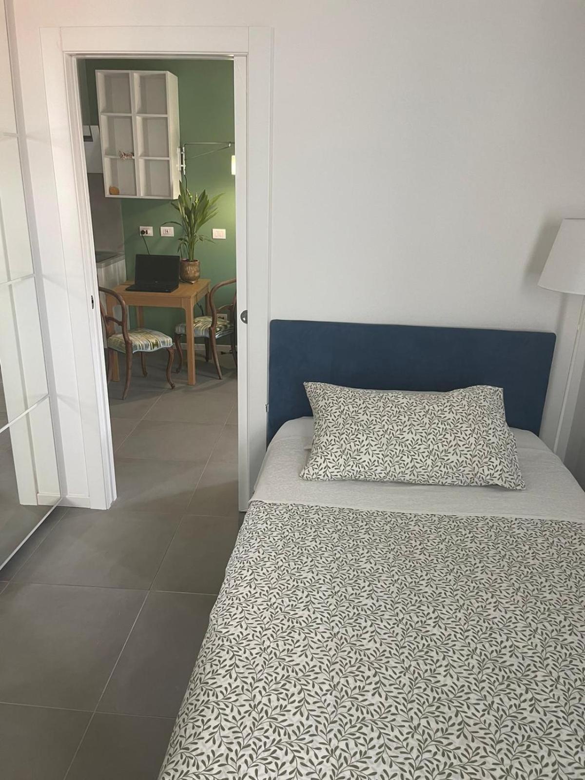 Free Parking Included Per Selected Rate - - Cozy New 2 Bedrooms Apartment & 2 Private Bathrooms - 6 Minutes To Duomo Cathedral & Bocconi University & Canals Navigli - Spa Therme Milano 2 Minutes By Walk - Porta Romana Subway Yellow Line 1 Minute By W Exterior photo